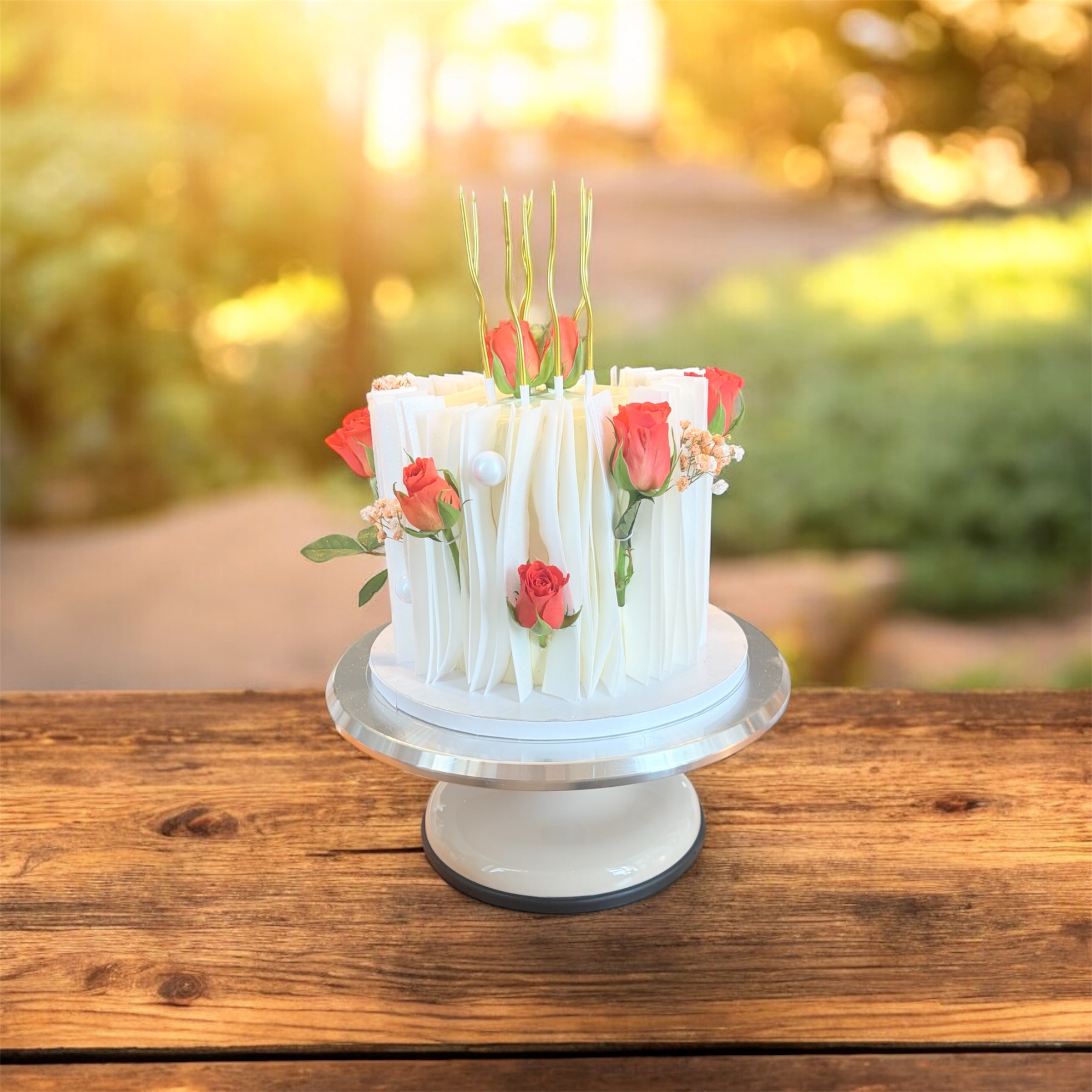 Schokoladensplitter-Torte mit roten Rosen